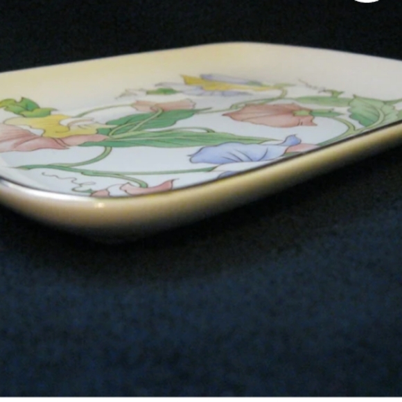 Dainty plate or soap dish by Ben Rickert Inc. featuring a flower motif. - Picture 3 of 4